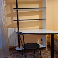 scrivania con libreria 