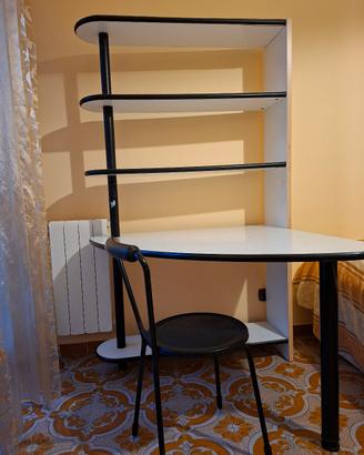 scrivania con libreria 