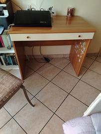 scrivania per stanzetta