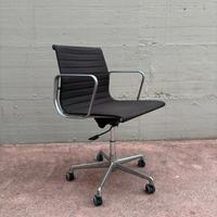 Sedia EA117 di Charles e Ray Eames per ICF