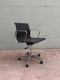 Sedia EA117 di Charles e Ray Eames per ICF