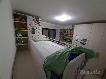 Camera bambini con letti a castello e ponte