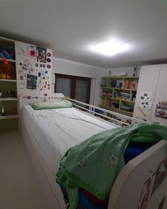 Camera bambini con letti a castello e ponte
