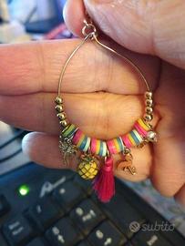 Orecchini tropicali multicolor con charms e nappin