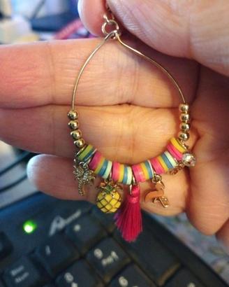 Orecchini tropicali multicolor con charms e nappin