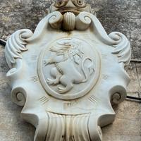 Stemma araldico in marmo scolpito – leone rampante