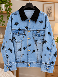 Giacca in denim azzurro con applicazioni gioiello