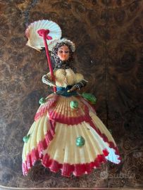 Bambola vintage in conchiglie
