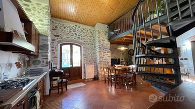 Rustico / Casale di 298 m² con più di 5 locali e b