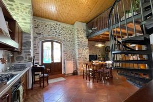 Rustico / Casale di 298 m² con più di 5 locali e b