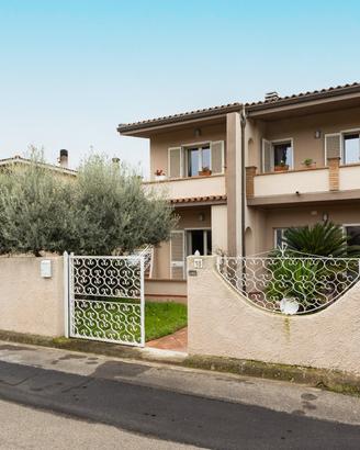 Elegante appartamento con giardino privato a Villa