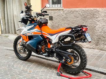 KTM 890 Adventure R Rally completamene preparata