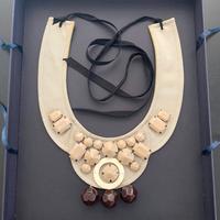 Collana Prada in tessuto e applicazioni