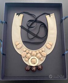 Collana Prada in tessuto e applicazioni