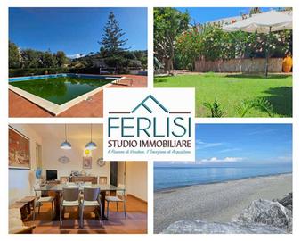 Villa in pietra in complesso con accesso al mare e