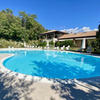 VILLA A SCHIERA CENTRALE A GARDA