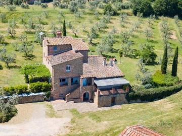 Rustico / Casale di 350 m² con più di 5 locali e b