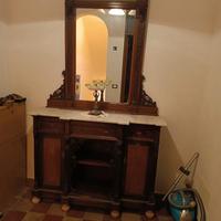 mobile antico con zineffa porta tenda