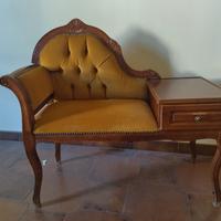 Divanetto porta telefono.