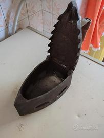 Ferro da stiro antico  a braci in ghisa 