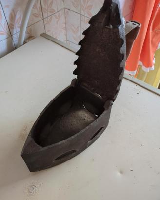 Ferro da stiro antico  a braci in ghisa 