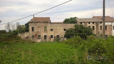 Rustico con oltre 3.600 m² di terreno