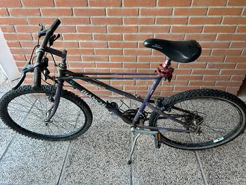 Bicicletta mountain bike