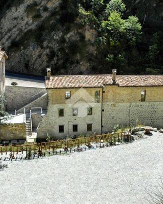 2 LOCALI A GUBBIO