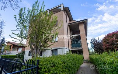 4 locali con terrazzo, 3 camere e garage in palazz