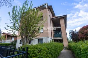 4 locali con terrazzo, 3 camere e garage in palazz
