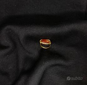 Anello in alluminio dorato e pietra marrone