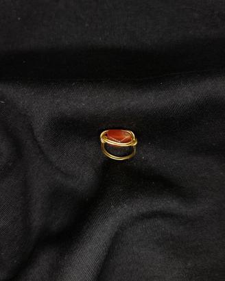 Anello in alluminio dorato e pietra marrone
