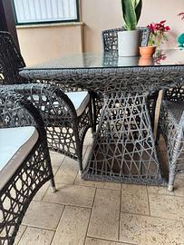 Tavolo con ripiano in vetro e 4 sedie