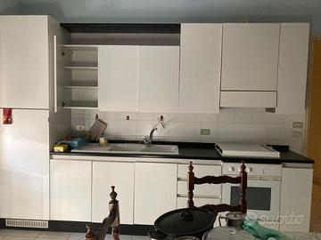 Cucina con frigo