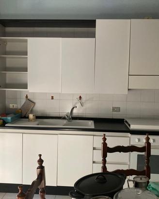 Cucina con frigo