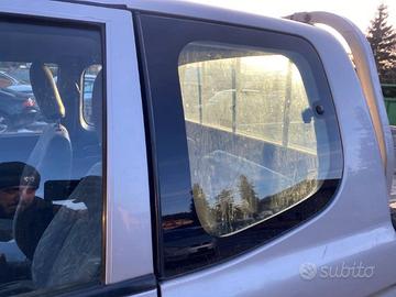 VETRO APRIBILE POST. SINISTRO L200 K64T 2001