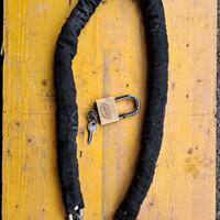 Catena con lucchetto a due chiavi 
