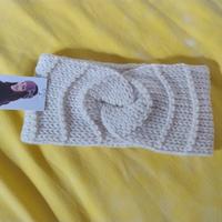 Fascia a maglia beige con nodo