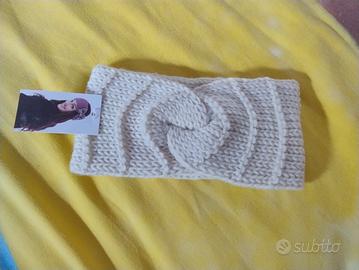 Fascia a maglia beige con nodo