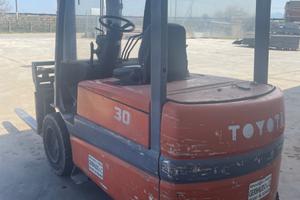 Carrelllo elevatore Toyota elettrico 30 quintali