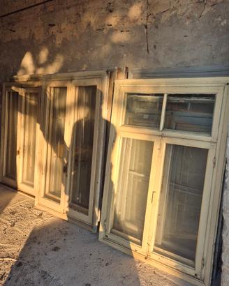 Finestre in legno con vetro – stile rustico