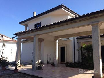 Villa di 300 m² con più di 5 locali e box auto dop