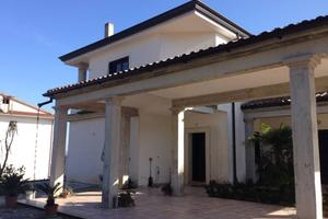 Villa di 300 m² con più di 5 locali e box auto dop