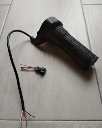 Scooter a batteria acceleratore 