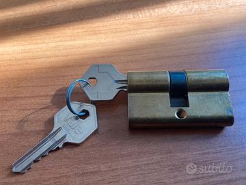 Yale Cilindro Profilato. In Ottone