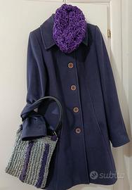 Cappotto, scaldacollo, borsa, viola