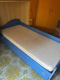 Letto singolo blu con rete a doghe