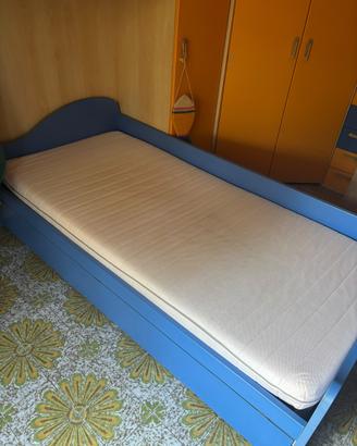Letto singolo blu con rete a doghe