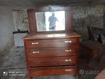 comò in legno con specchio 