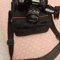 macchina  fotografica  canon con custodia 